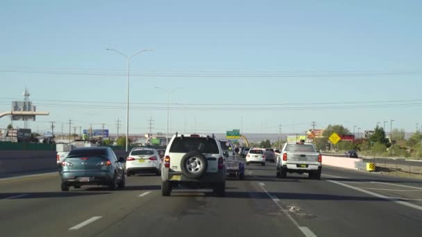 POV rijdt in langzaam verkeer op de snelweg 40 in Albuquerque New Mexico — Stockvideo