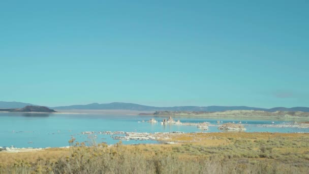 Grandangolo girato mono lago, California calma riflessione in sierra nevada montagne — Video Stock