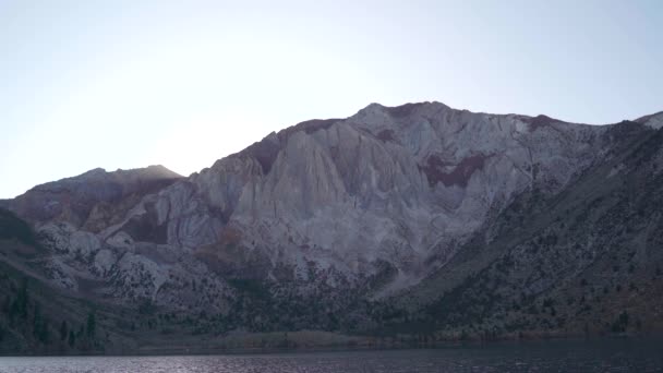 Statyczne ujęcie Convict Lake California, gdy słońce zachodzi nad szczytem góry — Wideo stockowe
