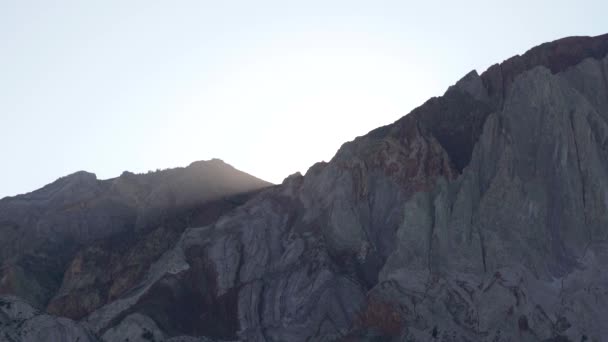 Gros plan du coucher du soleil sur le sommet de la montagne de granit Convict Lake California — Video