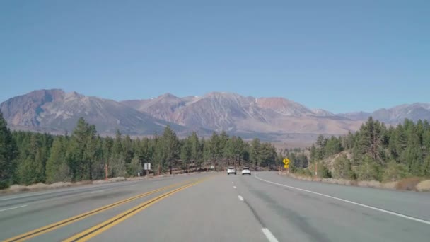 POV Driving route 395 Kalifornia ősszel Június tava közelében — Stock videók