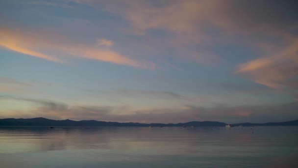 Hermosa vista del lago Tahoe al atardecer con colorido reflejo de nubes — Vídeos de Stock