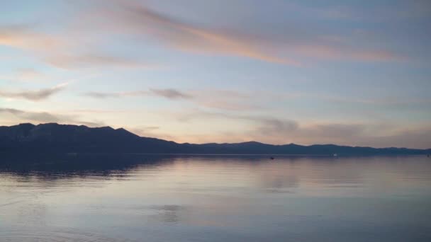 Hermosa vista del lago Tahoe al atardecer con colorido reflejo de nubes — Vídeos de Stock