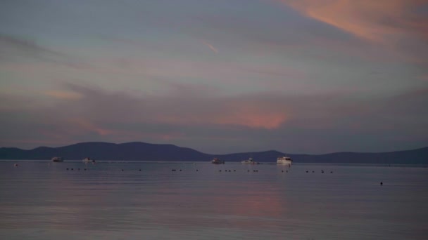 Hermosa vista del lago Tahoe al atardecer con colorido reflejo de nubes — Vídeos de Stock