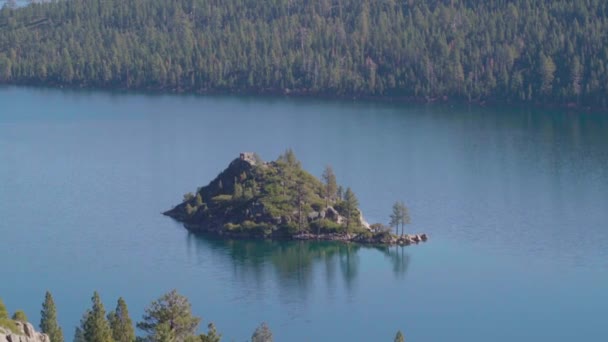 Tilting shot to Fannette Island in Lake Tahoe Emerald bay on sunny fall day — Vídeos de Stock
