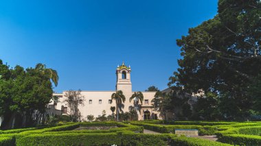 Balboa Park 'taki güzel Alcazar bahçeleri mavi gökyüzüne karşı San Diego