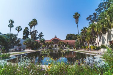 Balboa Park San Diego 'daki Botanik Binası ve Lilly Pond' un geniş manzarası 