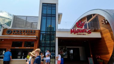 Turistler San Diego Liman İskelesi 'nde güneşli bir günün tadını çıkarıyorlar