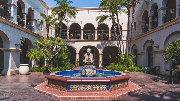 Balboa Park San Diego 'daki konukseverlik evinde çeşme ve avlu.