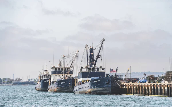 Pesca commerciale Trawlers attraccato nel porto di San Diego in bella giornata estiva — Foto Stock