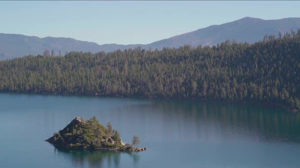 Med shot of Fannette Island in Lake Tahoe Emerald bay в сонячний осінній день — стокове відео