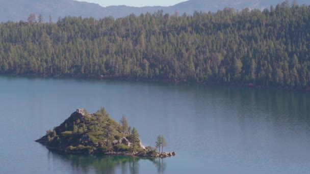 Close handheld shot Fannette Island in Lake Tahoe Emerald bay on sunny fall day — Video Stock