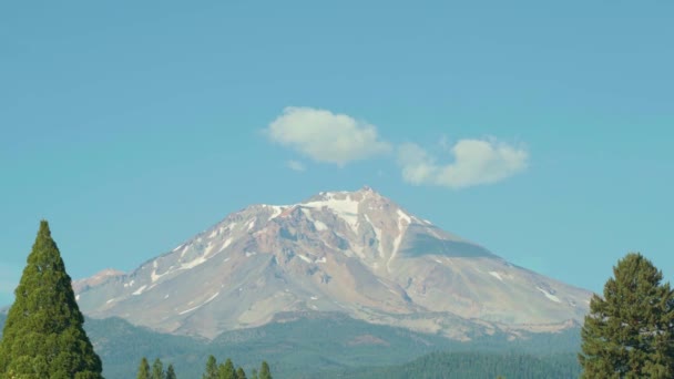 Mt Shasta viewed from McCloud California on clear Fall day during drought close — Stockvideo