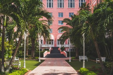 Don CeSar 'ın avlusunda, Florida' da bir Pembe Otel.