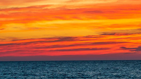 Vibrante arancio tramonto cielo e nuvole sull'oceano — Foto Stock