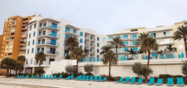 View of beach hotels and sun loungers along boardwalk in Treasure Island Florida — Stock Photo, Image