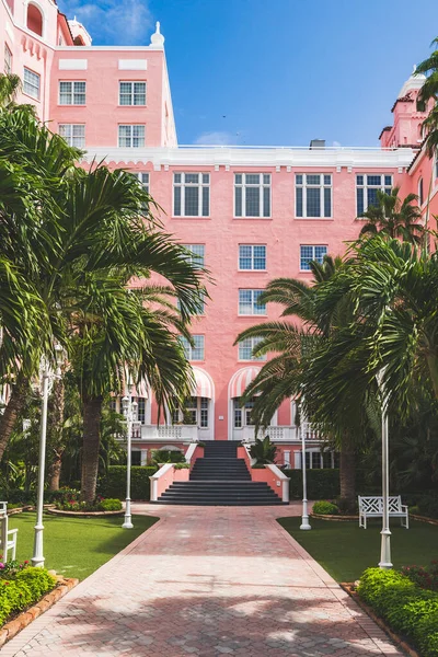 Courtyard of the Don CeSar, a Pink Hotel in Florida — Stock Photo, Image