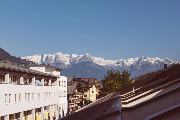 Widok na Alpy z małego alpejskiego miasteczka St. Johann Im Pongau w Austrii — Zdjęcie stockowe