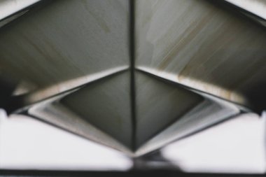 Teknenin gövde çizgilerinin soyut görüntüsü ve alg arkaplanlı şekli