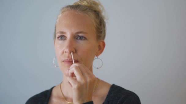 Med Close mulher realizando em casa auto-teste PCR nasal para covid-19 — Vídeo de Stock