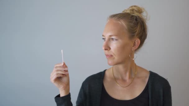 Медик Близкая женщина ищет домашний тест на ПЦР носа на ковид-19 — стоковое видео