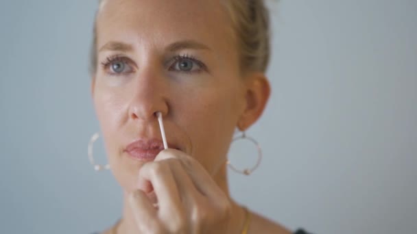 Close up come donna esegue a casa PCR nasale self test per covid-19 — Video Stock