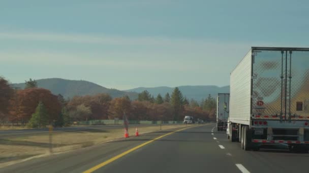 Oregon Listopadu 2019 Projíždějící Tahače Dálnici Časných Ranních Hodinách Venkově — Stock video