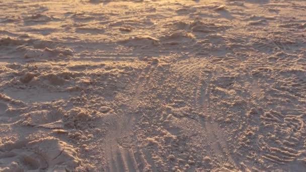 Incline Praia Areia Como Ondas Acidente Durante Pôr Sol Sobre — Vídeo de Stock