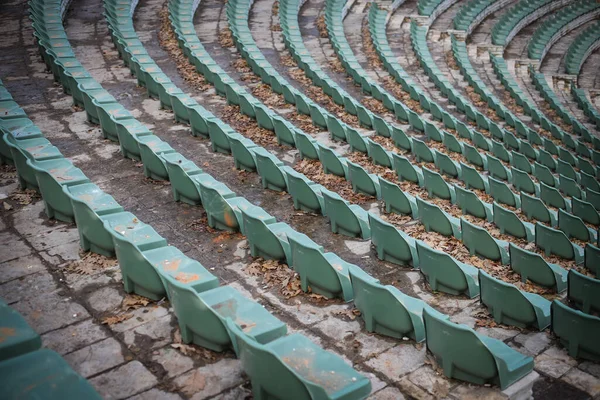 剧场露天环境中的一排座位 — 图库照片