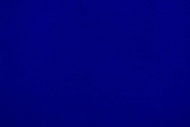 Arka plan olarak mavi kadife kumaş dokusu kullanılıyor. Yumuşak ve pürüzsüz tekstil malzemelerinin boş mavi kumaş arka planı. Metin için boşluk var.