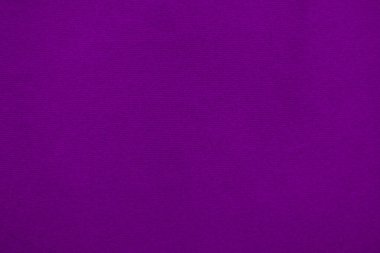 Arka plan olarak kullanılan mor kadife kumaş dokusu. Yumuşak ve pürüzsüz tekstil malzemelerinin boş mor kumaş arkaplanı. Metin için boşluk var.