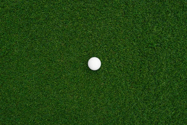 Golf Ball Close Green Grass Blurred Beautiful Landscape Golf Background — ภาพถ่ายสต็อก