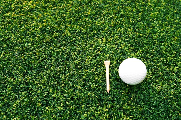 Golf Ball Close Green Grass Blurred Beautiful Landscape Golf Background — ストック写真