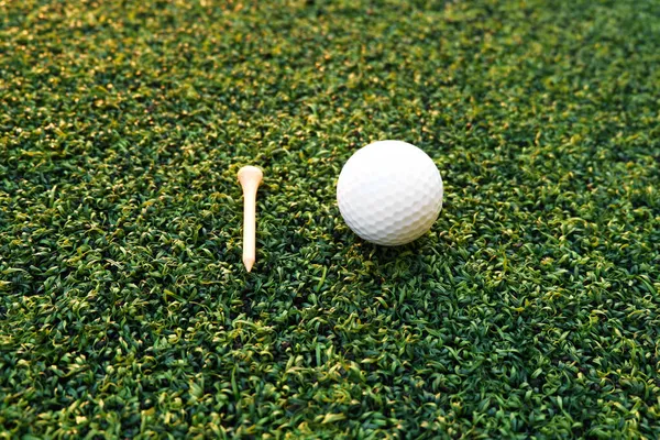 Golf Ball Close Green Grass Blurred Beautiful Landscape Golf Background — 图库照片