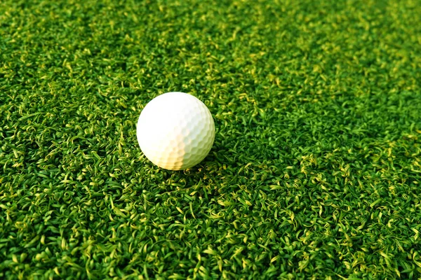Golf Ball Close Green Grass Blurred Beautiful Landscape Golf Background — Stock fotografie