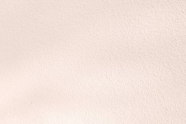 Beyaz beton duvarın pürüzsüz dokusu kaba bir yüzey ısınma filtresi, metin ve arkaplan için alanı var..