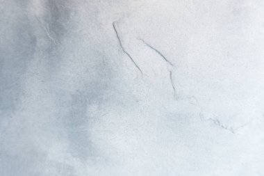 Beyaz taş dokusunun yüzeyi pürüzlü, gri-beyaz tonda. Duvar kağıdı veya arkaplan resmi için bunu kullanın. Metin için boş bir boşluk var