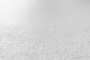 Beyaz beton duvarın pürüzsüz dokusu kaba bir yüzey, metin için boşluk, arkaplan için alan.