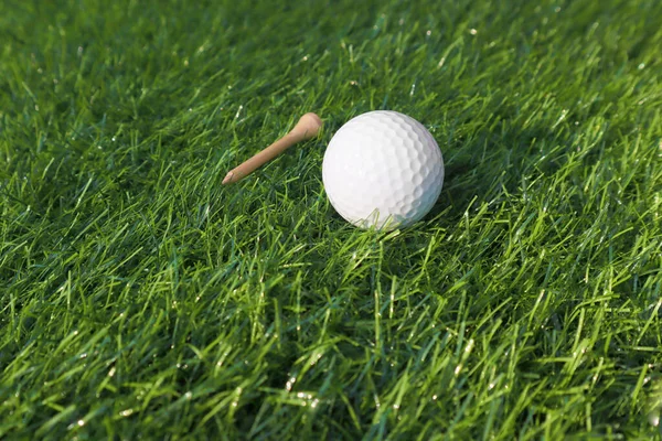 Golf Ball Close Green Grass Blurred Beautiful Landscape Golf Background — Stok fotoğraf