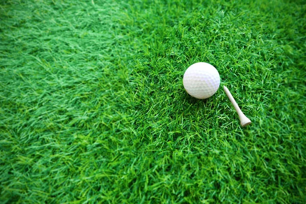 Golf Ball Close Green Grass Blurred Beautiful Landscape Golf Background — Stock fotografie