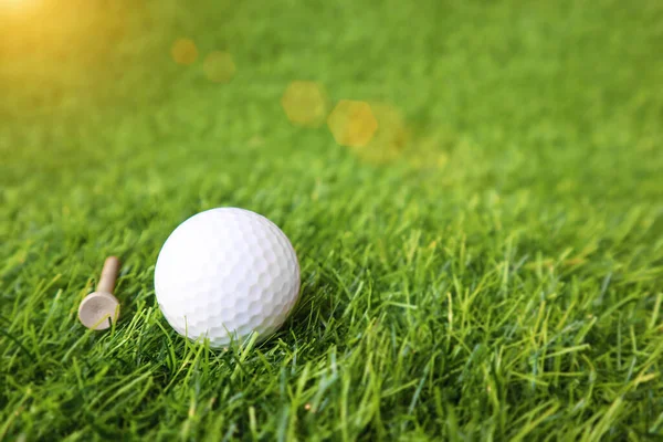 Golf Ball Close Green Grass Blurred Beautiful Landscape Golf Background — Fotografia de Stock