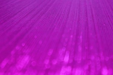 Arka plan olarak kullanılan mor kadife kumaş dokusu. Yumuşak ve pürüzsüz tekstil malzemelerinin boş mor kumaş arkaplanı. Metin için boşluk var..