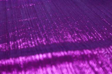 Arka plan olarak kullanılan mor kadife kumaş dokusu. Yumuşak ve pürüzsüz tekstil malzemelerinin boş mor kumaş arkaplanı. Metin için boşluk var.