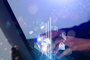 Bilgisayarda çalışan iş adamları çevrimiçi pazar ticareti arıyor. İnternet ağ bağlantısı, çevrimiçi iş, çevrimiçi ürünler, dijital pazarlama, web sitesi alışverişi