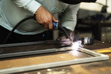 Elektrikli kaynak makinesiyle elle kaynak yapmak.