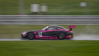 Yarış arabasının bir pisti turlarken ki görüntüsü..