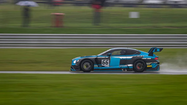 Tiro Panning Carro Corrida Como Ele Circuitos Uma Pista — Fotografia de Stock