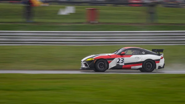 Tiro Panning Carro Corrida Como Ele Circuitos Uma Pista — Fotografia de Stock