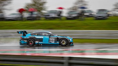 Yarış arabasının bir pisti turlarken ki görüntüsü..