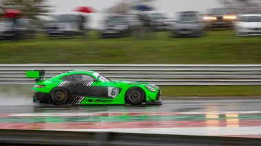 Yarış arabasının bir pisti turlarken ki görüntüsü..